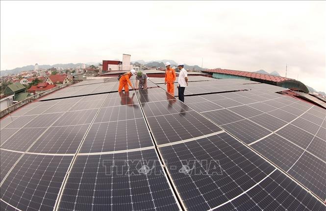 Ngành điện Lạng Sơn kiểm tra, hướng dẫn sử dụng hệ thống điện năng lượng mặt trời tại phường Kỳ Lừa, tỉnh Lạng Sơn. Ảnh: Vũ Sinh - TTXVN