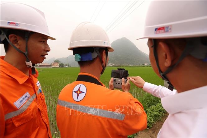 Công nhân ngành điện sử dụng thiết bị bay không người lái (flycam) camera nhiệt kiểm tra đường dây của hệ thống lưới điện xã Bắc Sơn, tỉnh Lạng Sơn. Ảnh: Vũ Sinh - TTXVN