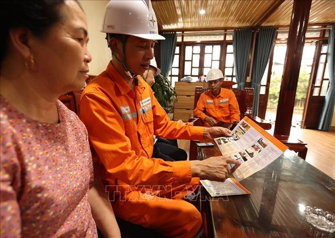 Ngành điện tuyên truyền về sử dụng điện an toàn và tiết kiệm ở hộ dân Dương Doãn Trầm, thôn Thân Pát, xã Bắc Sơn, tỉnh Lạng Sơn. Ảnh: Vũ Sinh - TTXVN