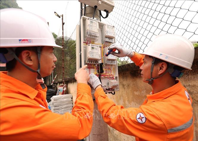 Công nhân ngành điện kiểm tra thiết bị đồng hồ đo điện đầu ra nguồn cung cấp phục vụ khách hàng ở khu dân cư Lương Văn Tri, xã Bắc Sơn, tỉnh Lạng Sơn. Ảnh: Vũ Sinh - TTXVN