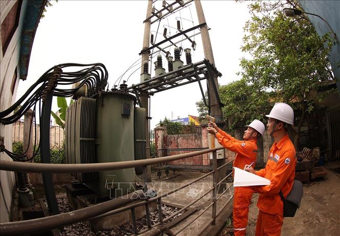 Công nhân ngành điện kiểm tra trạm biến cung cấp điện phục vụ khách hàng ở Công ty TNHH Bảo Long, phường Kỳ Lừa, tỉnh Lạng Sơn. Ảnh: Vũ Sinh - TTXVN