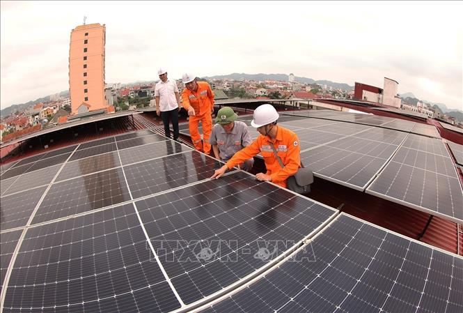 Ngành điện Lạng Sơn kiểm tra, hướng dẫn sử dụng hệ thống điện năng lượng mặt trời ở một cơ sở tại phường Kỳ Lừa, tỉnh Lạng Sơn. Ảnh: Vũ Sinh - TTXVN