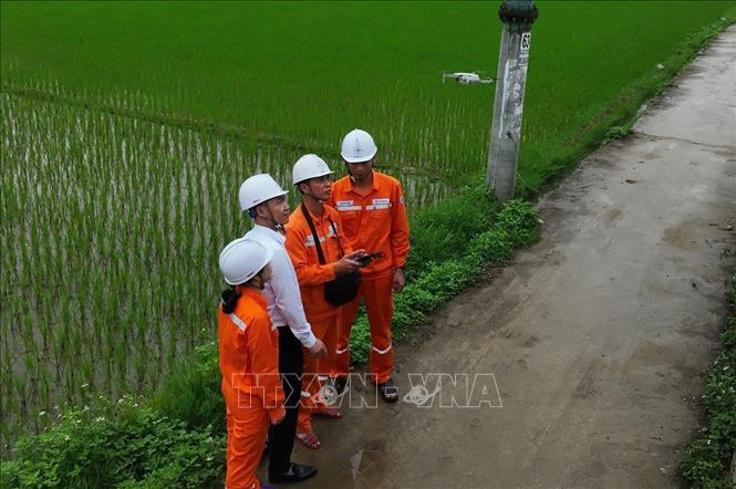 Công nhân ngành điện sử dụng thiết bị bay không người lái (flycam) camera nhiệt kiểm tra đường dây của hệ thống lưới điện xã Bắc Sơn, tỉnh Lạng Sơn. Ảnh: Vũ Sinh - TTXVN