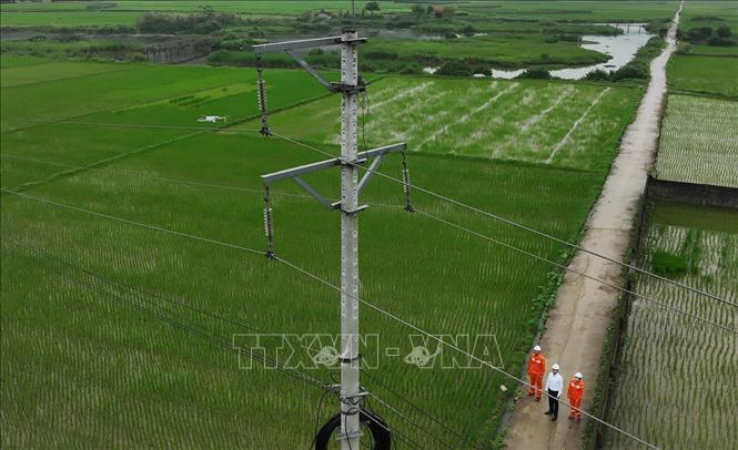 Công nhân ngành điện sử dụng thiết bị bay không người lái (flycam) camera nhiệt kiểm tra đường dây của hệ thống lưới điện xã Bắc Sơn, tỉnh Lạng Sơn. Ảnh: Vũ Sinh - TTXVN