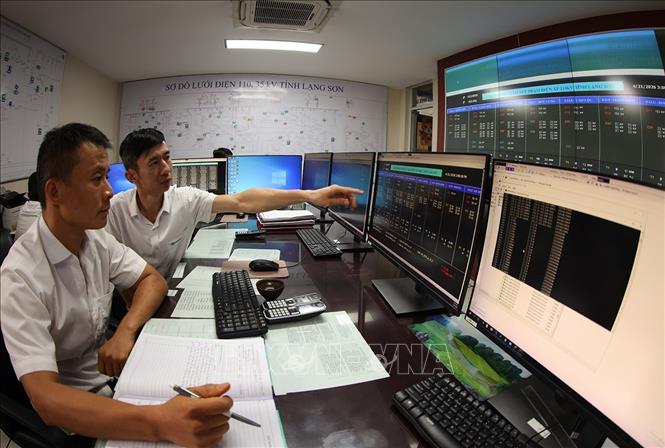 Ca trực vận hành cung cấp điện phục vụ khách hàng ở Trung tâm điều độ của Công ty Điện lực Lạng Sơn. Ảnh: Vũ Sinh – TTXVN