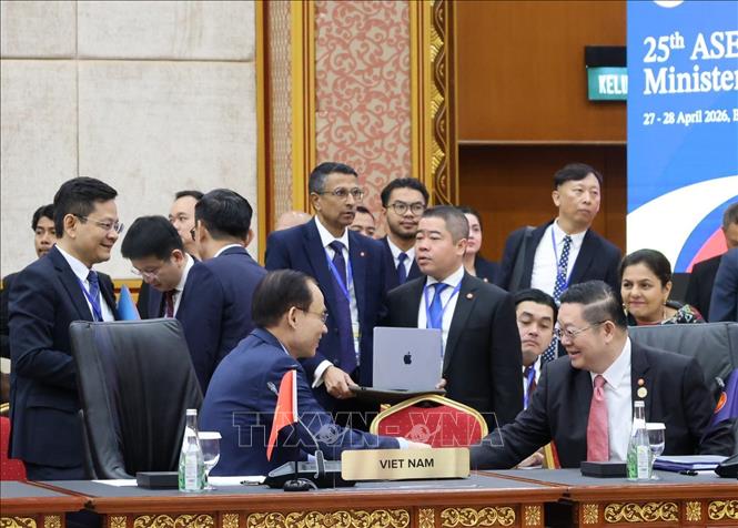 Ủy viên Bộ Chính trị, Bộ trưởng Ngoại giao Lê Hoài Trung (trái) trao đổi với Tổng Thư ký ASEAN Kao Kim Hourn tại Hội nghị. Ảnh: Bùi Hoàn - PV TTXVN tại Malaysia