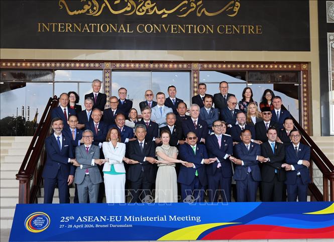 Các Bộ trưởng ASEAN và đại diện EU trước phiên khai mạc Hội nghị, tại Trung tâm Hội nghị quốc tế ở thủ đô Bandar Seri Begawan, Brunei. Ảnh: Bùi Hoàn - PV TTXVN tại Malaysia