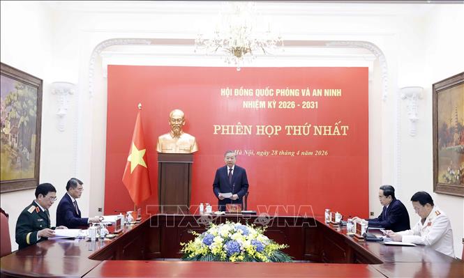 Party General Secretary and State President To Lam chairs the meeting. VNA Photo: Thống Nhất 
