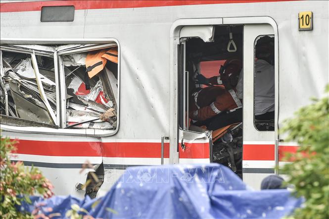 Lực lượng cứu hộ làm nhiệm vụ tại hiện trường vụ tại nạn đường sắt ở Bekasi, Indonesia đêm 27/4/2026. Ảnh: THX/TTXVN