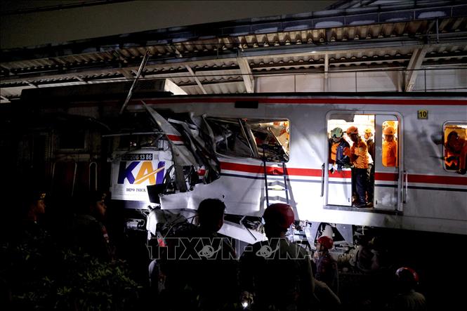 Lực lượng cứu hộ làm nhiệm vụ tại hiện trường vụ tại nạn đường sắt ở Bekasi, Indonesia đêm 27/4/2026. Ảnh: THX/TTXVN