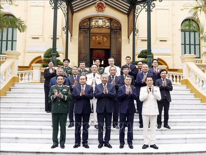 Party General Secretary and State President To Lam and the delegates. VNA Photo: Thống Nhất 