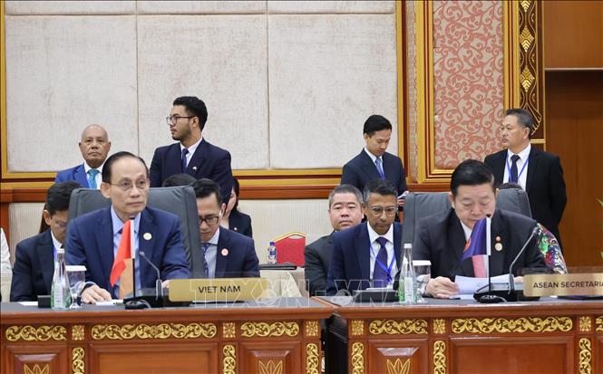 Ủy viên Bộ Chính trị, Bộ trưởng Ngoại giao Lê Hoài Trung (trái, phía trước) tại Hội nghị. Ảnh: Bùi Hoàn - PV TTXVN tại Malaysia