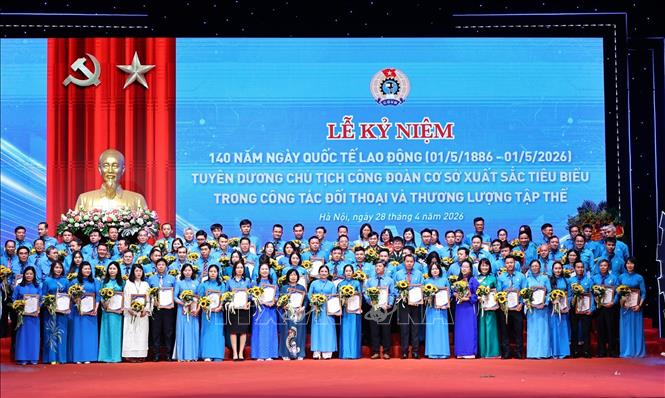 Các Chủ tịch Công đoàn cơ sở xuất sắc tiêu biểu trong công tác đối thoại, thương lượng tập thể được vinh danh. Ảnh: Minh Đức - TTXVN