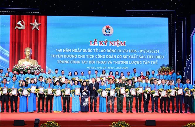 Đồng chí Bùi Thị Minh Hoài, Ủy viên Bộ Chính trị, Bí thư Trung ương Đảng, Bí thư Đảng ủy MTTQ, các đoàn thể Trung ương, Chủ tịch UBTƯ MTTQ Việt Nam và Bộ trưởng Bộ Dân tộc và Tôn giáo Nguyễn Đình Khang trao giấy chứng nhận, vinh danh các Chủ tịch Công đoàn cơ sở xuất sắc tiêu biểu. Ảnh: Minh Đức - TTXVN

