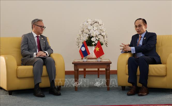 Ủy viên Bộ Chính trị, Bộ trưởng Ngoại giao Lê Hoài Trung tiếp xúc song phương với Phó Thủ tướng kiêm Bộ trưởng Ngoại giao Lào Thongsavan Phomvihane bên lề Hội nghị Bộ trưởng Ngoại giao ASEAN-EU lần thứ 25 (AEMM 25 )ở Brunei. Ảnh: Bùi Hoàn - PV TTXVN tại Malaysia