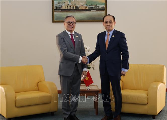 Ủy viên Bộ Chính trị, Bộ trưởng Ngoại giao Lê Hoài Trung tiếp xúc song phương với Phó Thủ tướng kiêm Bộ trưởng Ngoại giao Lào Thongsavan Phomvihane bên lề Hội nghị Bộ trưởng Ngoại giao ASEAN-EU lần thứ 25 (AEMM 25) tại Brunei. Ảnh: Bùi Hoàn - PV TTXVN tại Malaysia
