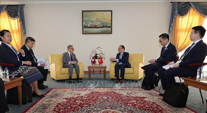 Ủy viên Bộ Chính trị, Bộ trưởng Ngoại giao Lê Hoài Trung tiếp xúc song phương với Phó Thủ tướng kiêm Bộ trưởng Ngoại giao Lào Thongsavan Phomvihane bên lề Hội nghị Bộ trưởng Ngoại giao ASEAN-EU lần thứ 25 (AEMM 25) tại Brunei. Ảnh: Bùi Hoàn - PV TTXVN tại Malaysia