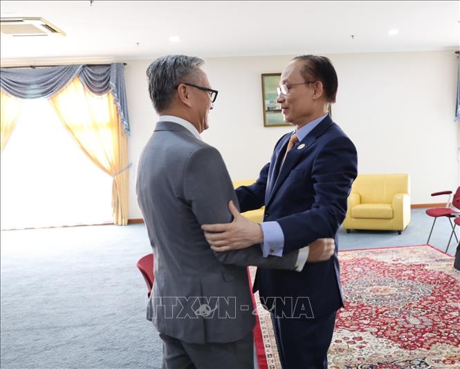 Ủy viên Bộ Chính trị, Bộ trưởng Ngoại giao Lê Hoài Trung tiếp xúc song phương với Phó Thủ tướng kiêm Bộ trưởng Ngoại giao Lào Thongsavan Phomvihane nhân dịp tham dự Hội nghị Bộ trưởng Ngoại giao ASEAN-EU lần thứ 25 (AEMM 25) tại Brunei. Ảnh: Bùi Hoàn - PV TTXVN tại Malaysia