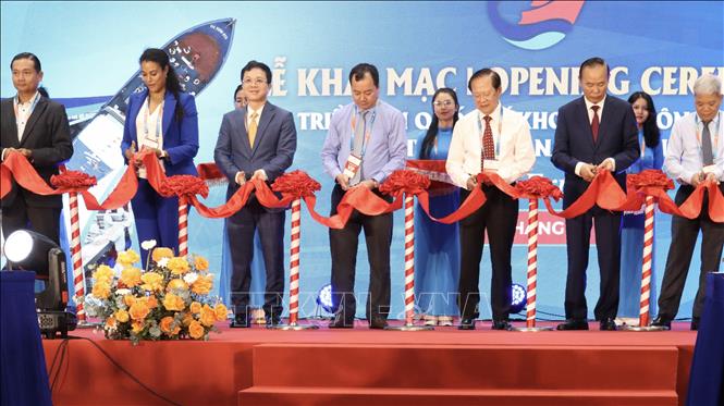 Các đại biểu cắt băng khai mạc VINAFIS EXPO 2026. Ảnh: Xuân Anh - TTXVN 