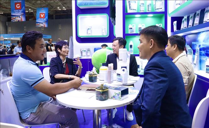 Doanh nghiệp trao đổi cơ hội hợp tác trong khuôn khổ VINAFIS EXPO 2026. Ảnh: Xuân Anh - TTXVN 