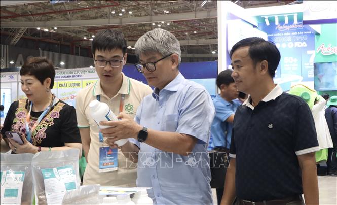 Doanh nghiệp giới thiệu vật tư nuôi trồng thuỷ sản tại VINAFIS EXPO 2026. Ảnh: Xuân Anh - TTXVN 