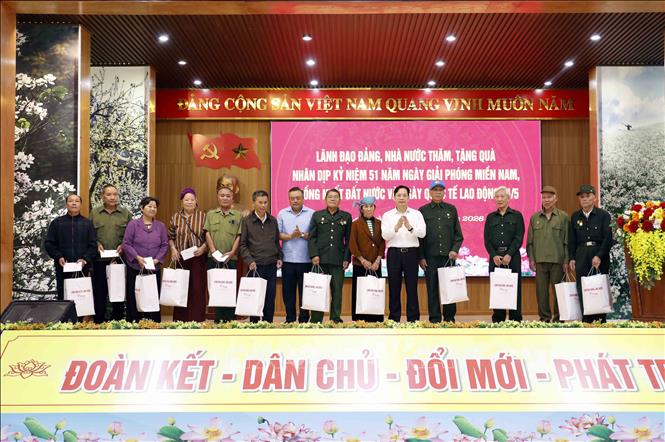 Đồng chí Trần Sỹ Thanh và Bí thư Tỉnh ủy, Trưởng đoàn đại biểu Quốc hội tỉnh Sơn La Hoàng Văn Nghiệm tặng quà cho các gia đình chính sách, người có công với cách mạng. Ảnh: Quang Quyết - TTXVN