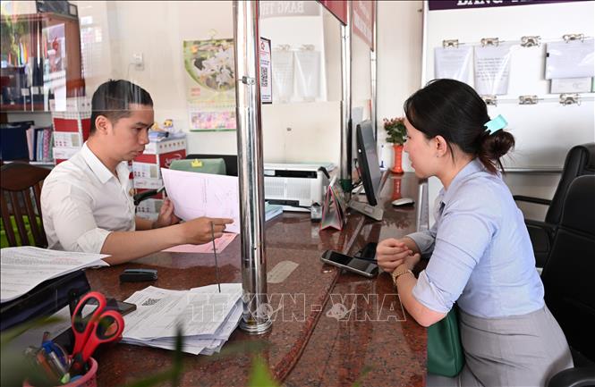 Trung tâm Phục vụ hành chính công phường Long An, tỉnh Tây Ninh nâng cao chất lượng hoạt động, triển khai mô hình nhận và trả kết quả giải quyết thủ tục hành chính vào ngày thứ 7. Ảnh: Bùi Giang - TTXVN