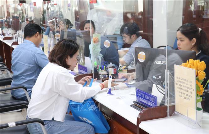Hoạt động của Trung tâm Phục vụ hành chính công ngày càng hoàn thiện, nâng cao chất lượng phục vụ người dân và doanh nghiệp. Ảnh: Bùi Giang - TTXVN