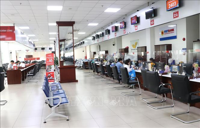 Hoạt động của Trung tâm Phục vụ hành chính công ngày càng hoàn thiện, nâng cao chất lượng phục vụ người dân và doanh nghiệp. Ảnh: Bùi Giang - TTXVN