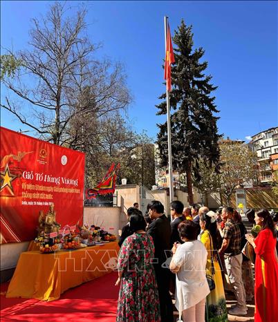 Cán bộ Đại sứ quán Việt Nam và Hội người Việt Nam tại Bulgaria thắp hương tưởng nhớ các Vua Hùng. Ảnh TTXVN phát