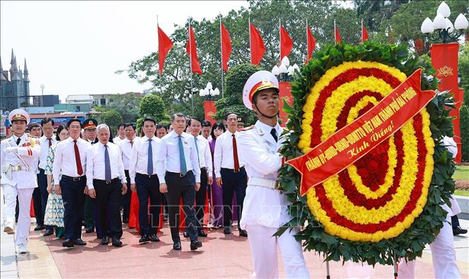 Thủ tướng Chính phủ Lê Minh Hưng dâng hoa tưởng niệm các Anh hùng Liệt sĩ thành phố Hải Phòng. Ảnh: Dương Giang – TTXVN 
