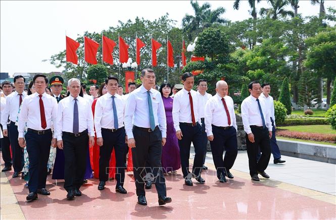 Thủ tướng Chính phủ Lê Minh Hưng dâng hương, hoa tưởng niệm các Anh hùng Liệt sĩ thành phố Hải Phòng. Ảnh: Dương Giang – TTXVN 
