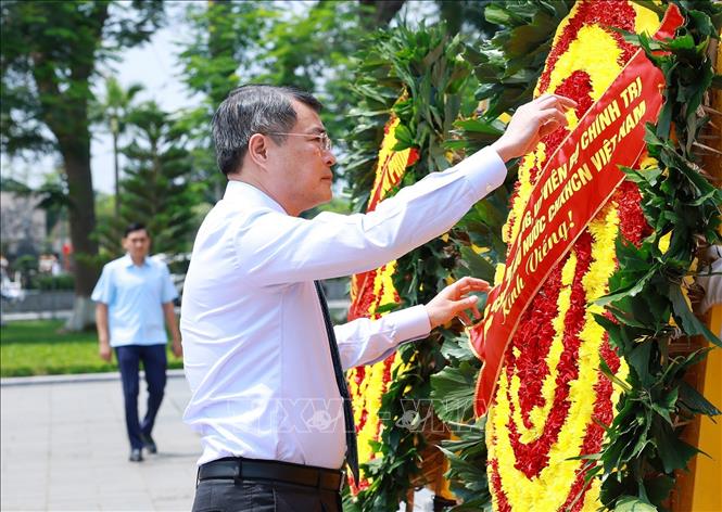 Thủ tướng Chính phủ Lê Minh Hưng dâng hoa tưởng niệm các Anh hùng Liệt sĩ thành phố Hải Phòng. Ảnh: Dương Giang – TTXVN 
