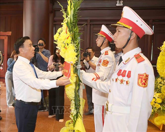 Thường trực Ban Bí thư Trần Cẩm Tú dâng hoa  tưởng niệm các Anh hùng liệt sĩ tại Đền thờ Liệt sĩ chiến trường Điện Biên phủ. Ảnh: Phương Hoa - TTXVN