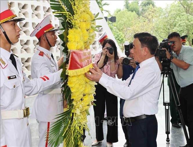 Thường trực Ban Bí thư Trần Cẩm Tú dâng hoa tại Nghĩa trang liệt sĩ quốc gia A1. Ảnh: Phương Hoa - TTXVN