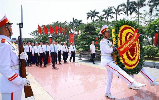 Thủ tướng Chính phủ Lê Minh Hưng dâng hoa tưởng niệm các Anh hùng Liệt sĩ thành phố Hải Phòng. Ảnh: Dương Giang – TTXVN 
