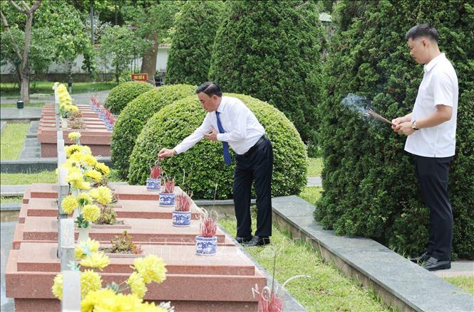Thường trực Ban Bí thư Trần Cẩm Tú thắp hương trên phần mộ các Anh hùng liệt sĩ tại Nghĩa trang liệt sĩ quốc gia A1. Ảnh: Phương Hoa - TTXVN