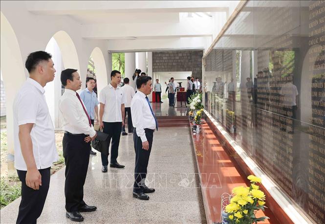 Thường trực Ban Bí thư Trần Cẩm Tú tại Nghĩa trang liệt sĩ quốc gia A1. Ảnh: Phương Hoa - TTXVN
