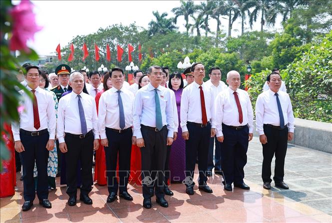 Thủ tướng Lê Minh Hưng tưởng niệm các Anh hùng Liệt sĩ thành phố Hải Phòng. Ảnh: Dương Giang – TTXVN 
