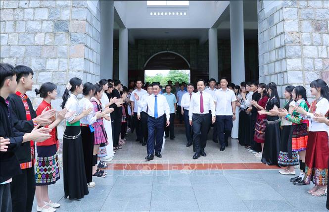 Thường trực Ban Bí thư Trần Cẩm Tú với nhân dân các dân tộc tỉnh Điện Biên tại Nghĩa trang liệt sĩ quốc gia A1. Ảnh: Phương Hoa - TTXVN