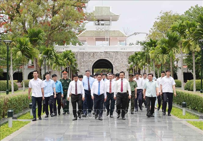 Thường trực Ban Bí thư Trần Cẩm Tú cùng Đoàn công tác Trung ương tại Nghĩa trang liệt sĩ quốc gia A1. Ảnh: Phương Hoa - TTXVN