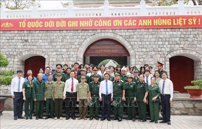 Thường trực Ban Bí thư Trần Cẩm Tú cùng nhân dân tỉnh Điện Biên tại Nghĩa trang liệt sĩ quốc gia A1. Ảnh: Phương Hoa - TTXVN