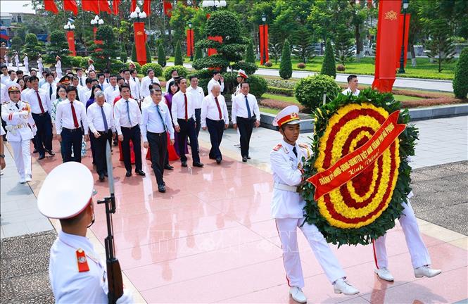 Thủ tướng Lê Minh Hưng dâng hương, hoa tưởng niệm các Anh hùng Liệt sĩ thành phố Hải Phòng. Ảnh: Dương Giang – TTXVN 
