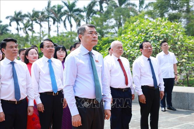 Thủ tướng Lê Minh Hưng tưởng niệm các Anh hùng Liệt sĩ thành phố Hải Phòng. Ảnh: Dương Giang – TTXVN 
