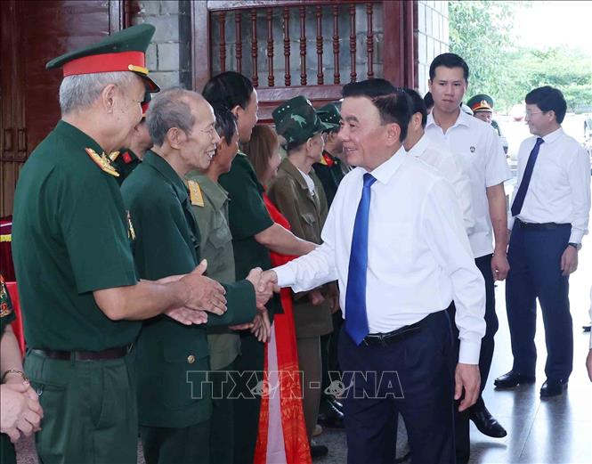 Thường trực Ban Bí thư Trần Cẩm Tú cùng các cựu chiến binh tại Nghĩa trang liệt sĩ quốc gia A1. Ảnh: Phương Hoa - TTXVN
