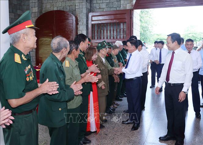 Thường trực Ban Bí thư Trần Cẩm Tú cùng các cựu chiến binh tại Nghĩa trang liệt sĩ quốc gia A1. Ảnh: Phương Hoa - TTXVN