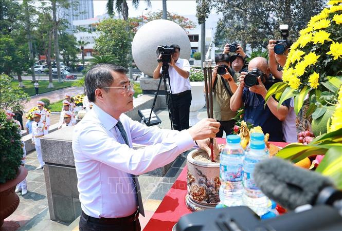 Thủ tướng Lê Minh Hưng dâng hương tưởng niệm các Anh hùng Liệt sĩ thành phố Hải Phòng. Ảnh: Dương Giang – TTXVN 

