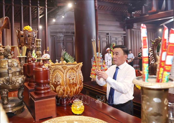 Thường trực Ban Bí thư Trần Cẩm Tú dâng hương tưởng niệm các Anh hùng liệt sĩ tại Đền thờ Liệt sĩ chiến trường Điện Biên phủ. Ảnh: Phương Hoa - TTXVN