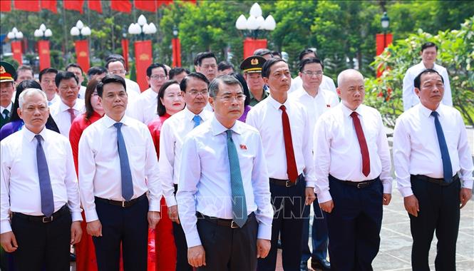 Thủ tướng Lê Minh Hưng tưởng niệm các Anh hùng Liệt sĩ thành phố Hải Phòng. Ảnh: Dương Giang – TTXVN 
