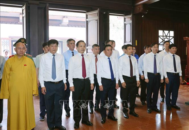 Thường trực Ban Bí thư Trần Cẩm Tú cùng Đoàn công tác của Trung ương dâng hương tưởng niệm các Anh hùng liệt sĩ tại Đền thờ Liệt sĩ chiến trường Điện Biên phủ. Ảnh: Phương Hoa - TTXVN